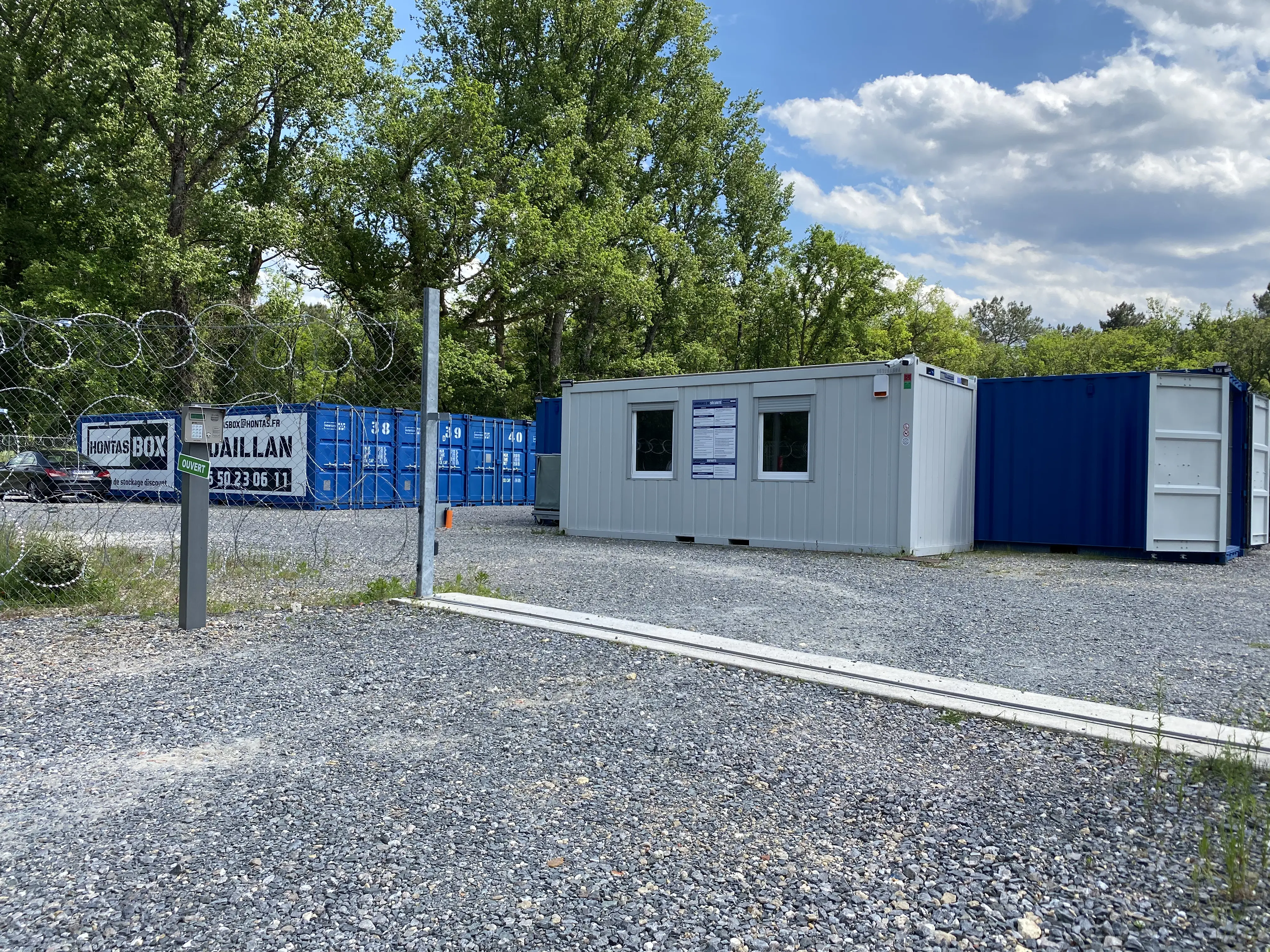 Femme avec un carton devant le centre Hontas Box en Gironde